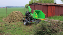 Buschholzhäcksler mit Benzinmotor auf gebremstem Fahrgestell montiert  LS 100/27 CB